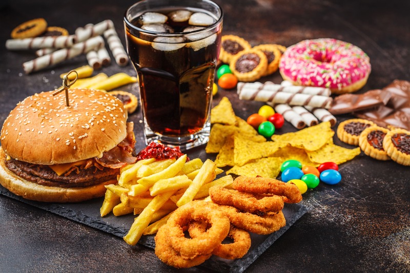 hamburger, frittura, coca cola e dolci