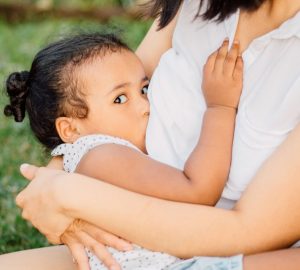 bimba al seno della mamma