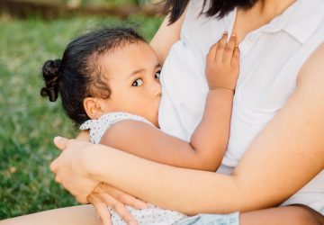 bimba al seno della mamma