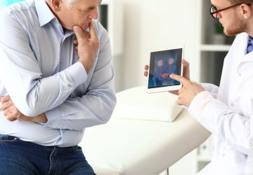 prostata ingrossata, uomo nello studio dell'urologo