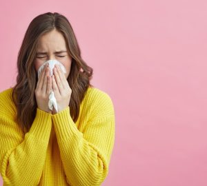 muco nasale, ragazza con fazzoletto sul volto