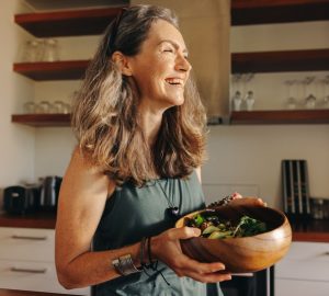 consigli alimentari dopo i 50 anni, donna con ciotola di verdure