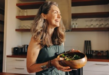 consigli alimentari dopo i 50 anni, donna con ciotola di verdure
