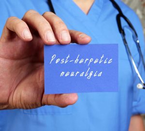 nevralgia post-erpetica, dottore con in mano un bigliettino su cui c'è scritto Post-herpetic neuralgia