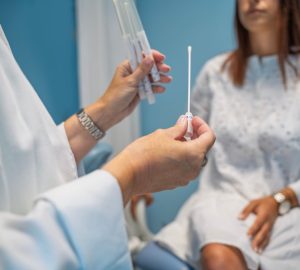donna dalla ginecologa in procinto di effettuare tampone vaginale