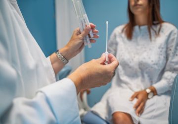 donna dalla ginecologa in procinto di effettuare tampone vaginale