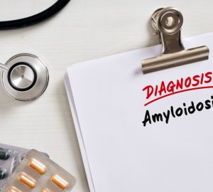 foglio con la scritta Dignosis Amyloidosis, Amiloidosi