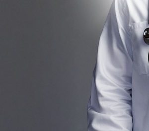 dottore ha in mano un cartello con scritta Lipedema