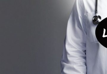 dottore ha in mano un cartello con scritta Lipedema
