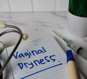 quaderno con scritto Vaginal dryness, cioè Secchezza vaginale