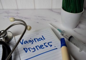 quaderno con scritto Vaginal dryness, cioè Secchezza vaginale