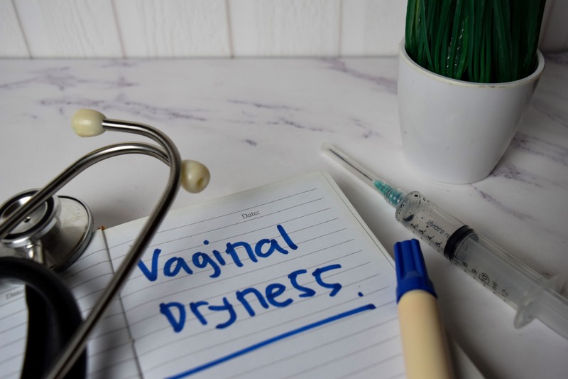 quaderno con scritto Vaginal dryness, cioè Secchezza vaginale